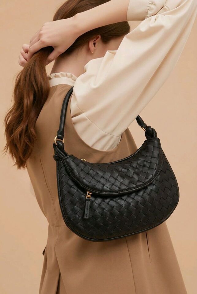 Örgü Detaylı Siyah Kol Çantası