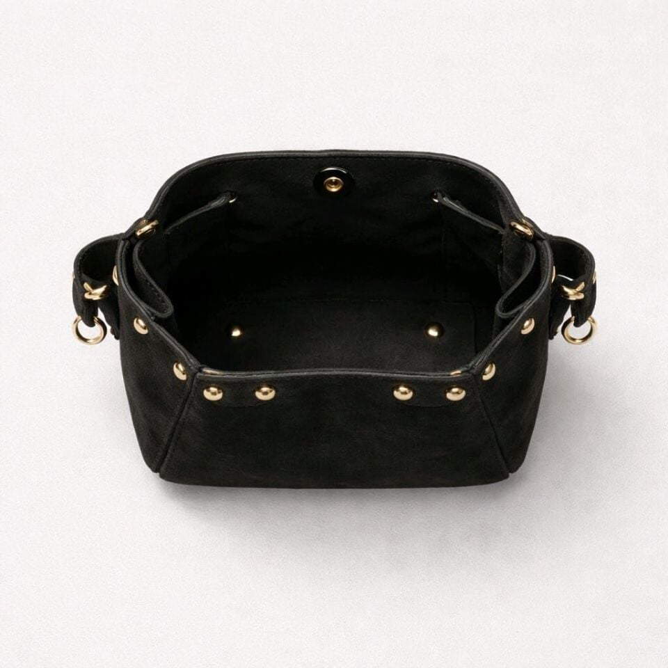 SİYAH HAKİKİ SÜET DERİ MANYETİK MIKNATIS KAPAMA GOLD ZIMBA DETAYLI OMUZ ÇANTASI