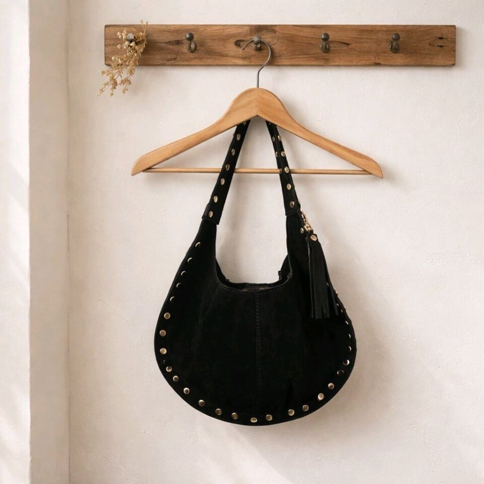 SİYAH HAKİKİ SÜET DERİ MANYETİK MIKNATIS KAPAMA GOLD ZIMBA DETAYLI OMUZ ÇANTASI