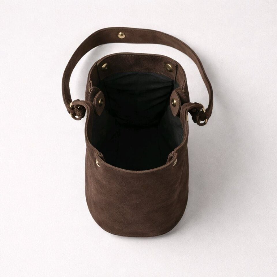 ACIKAHVE HAKİKİ SÜET DERİ MANYETİK MIKNATIS KAPAMA GOLD ZIMBA DETAYLI OMUZ ÇANTASI