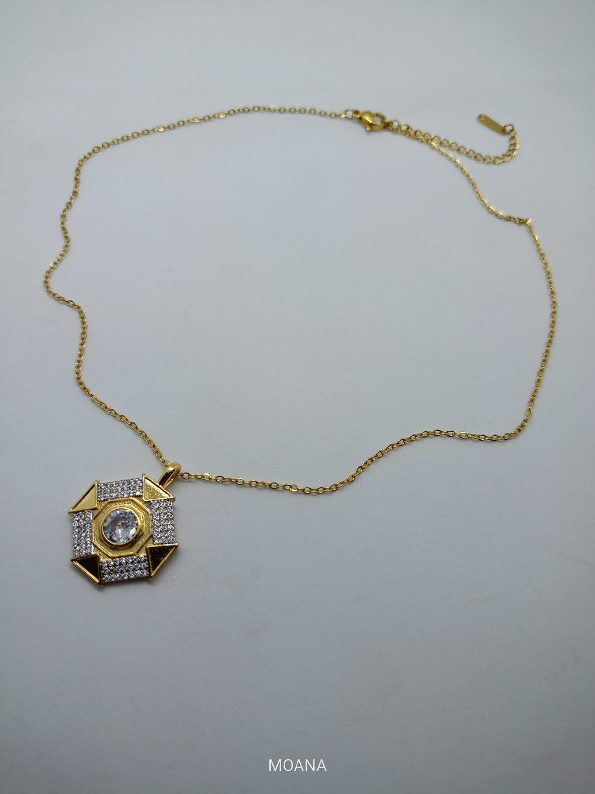 GEOMETRİK ŞEKİLLİ TAŞLI GOLD  ÇELİK KOLYE