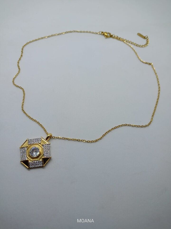 GEOMETRİK ŞEKİLLİ TAŞLI GOLD  ÇELİK KOLYE