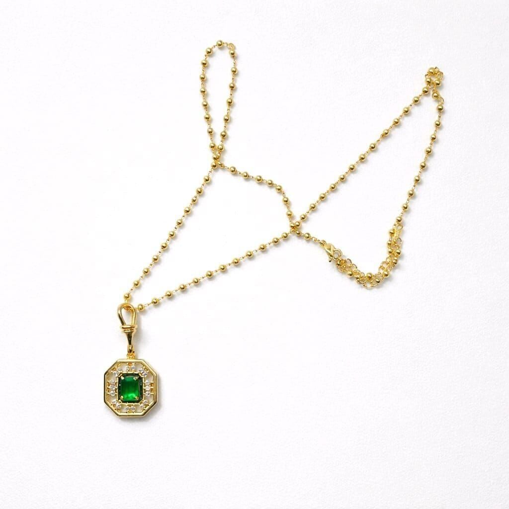 YEŞİL TAŞ  DETAYLI SİYAH MİNE ÇERÇEVELİ TAŞLI GOLD ÇELİK KOLYE