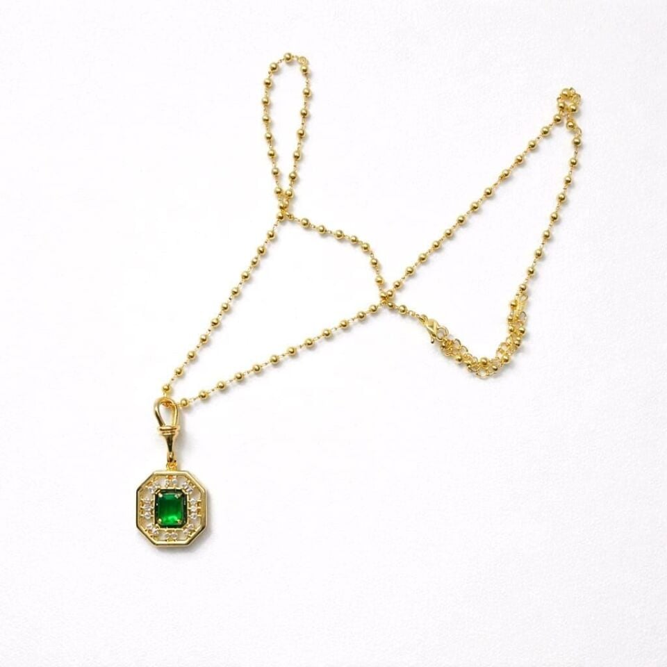 YEŞİL TAŞ  DETAYLI SİYAH MİNE ÇERÇEVELİ TAŞLI GOLD ÇELİK KOLYE