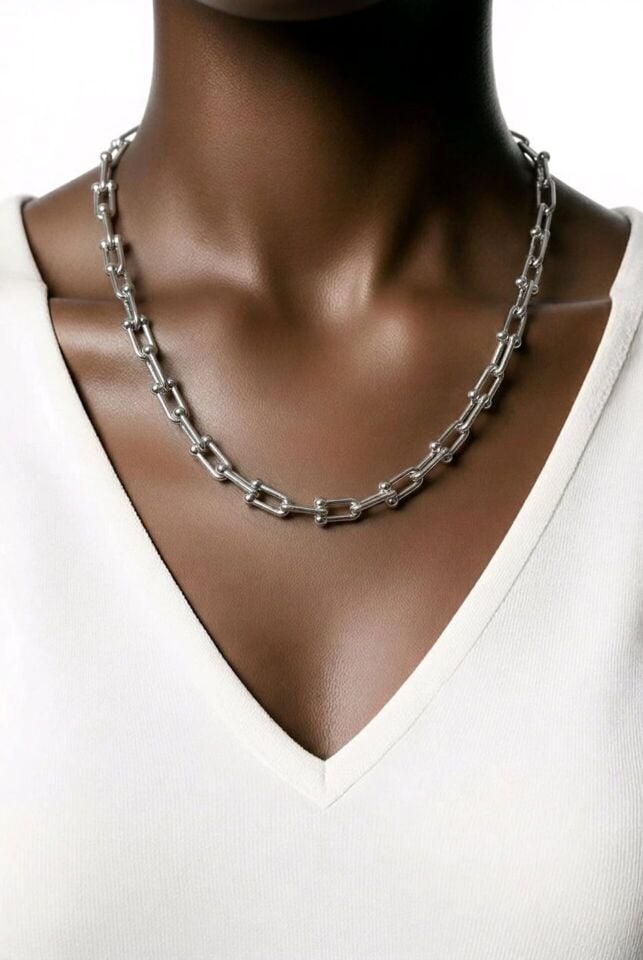 MODERN BAĞLANTILI TASARIMLI GÜMÜŞ RENKLİ ÇELİK KOLYE