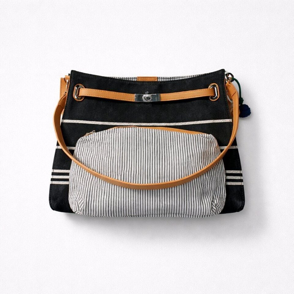 LACİVERT BEYAZ ÇİZGİLİ  GÖVDE, TABA RENGİ DETAYLARA SAHİP ÇANTA