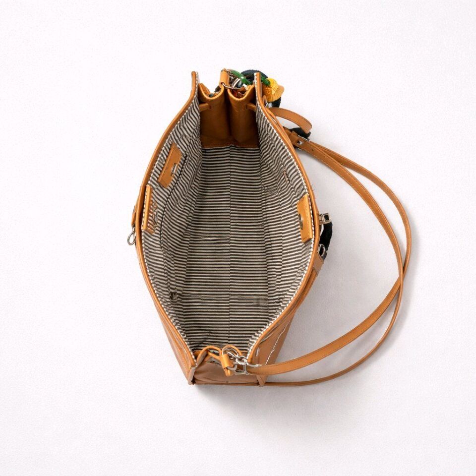 LACİVERT BEYAZ ÇİZGİLİ  GÖVDE, TABA RENGİ DETAYLARA SAHİP ÇANTA