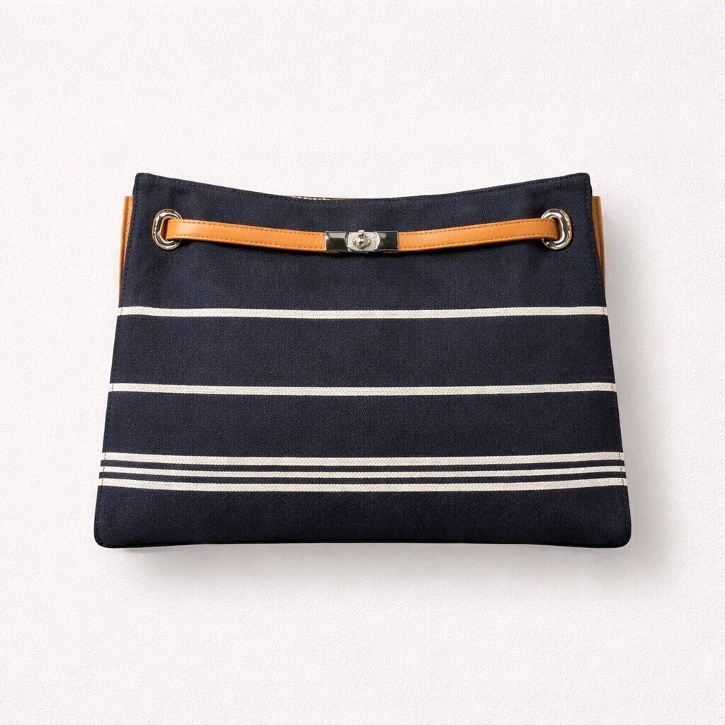 LACİVERT BEYAZ ÇİZGİLİ  GÖVDE, TABA RENGİ DETAYLARA SAHİP ÇANTA