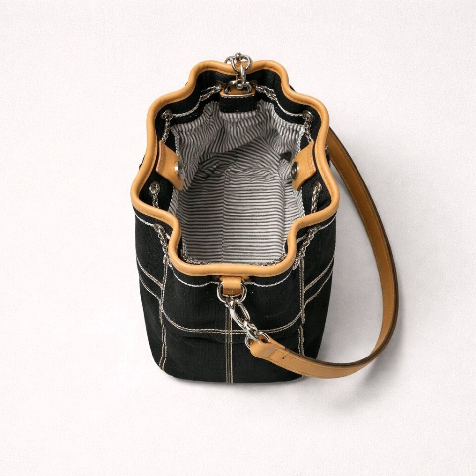 LACİVERT BEYAZ ÇİZGİLİ GÖVDE, TABA RENGİ DETAYLARA SAHİP ZİNCİR DETAYI İLE BÜZGÜLÜ ÇANTA