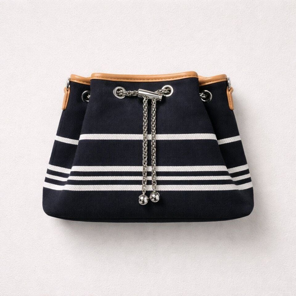LACİVERT BEYAZ ÇİZGİLİ GÖVDE, TABA RENGİ DETAYLARA SAHİP ZİNCİR DETAYI İLE BÜZGÜLÜ ÇANTA