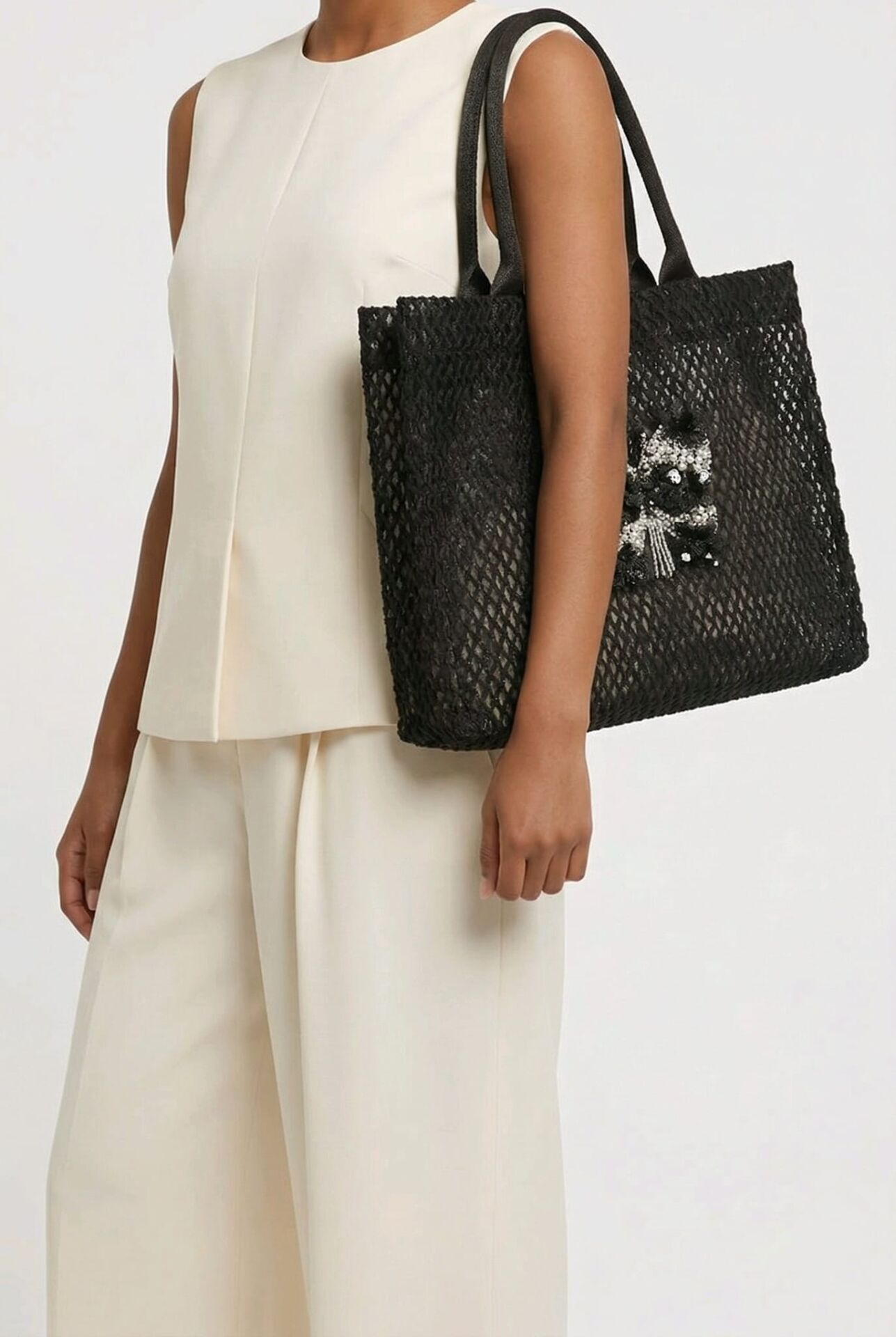 SİYAH FİLE ÜZERİNDE TAŞLI KELEBEK TASARIMLI ÇANTA