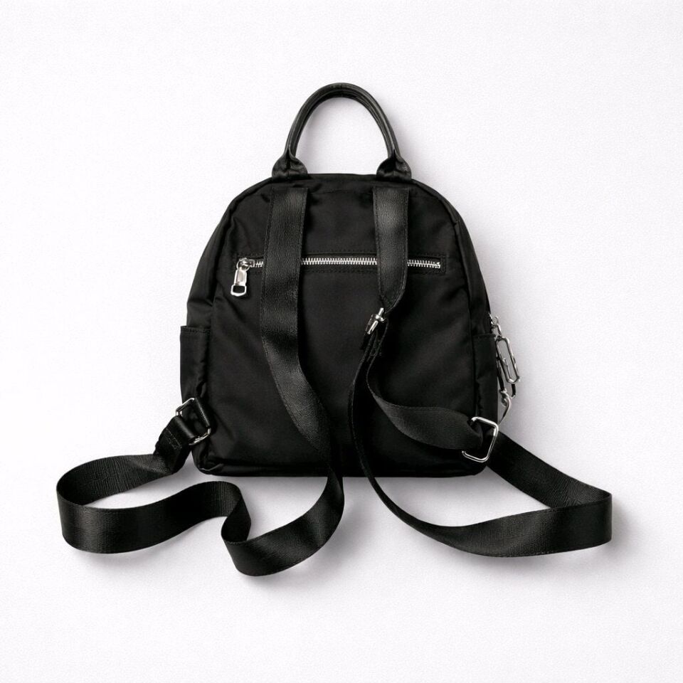 SUYA DAYANIKLI KUMAŞTAN ÜZERİNDE METAL AKSESUARLARIN OLDUĞU SIRT ÇANTASI