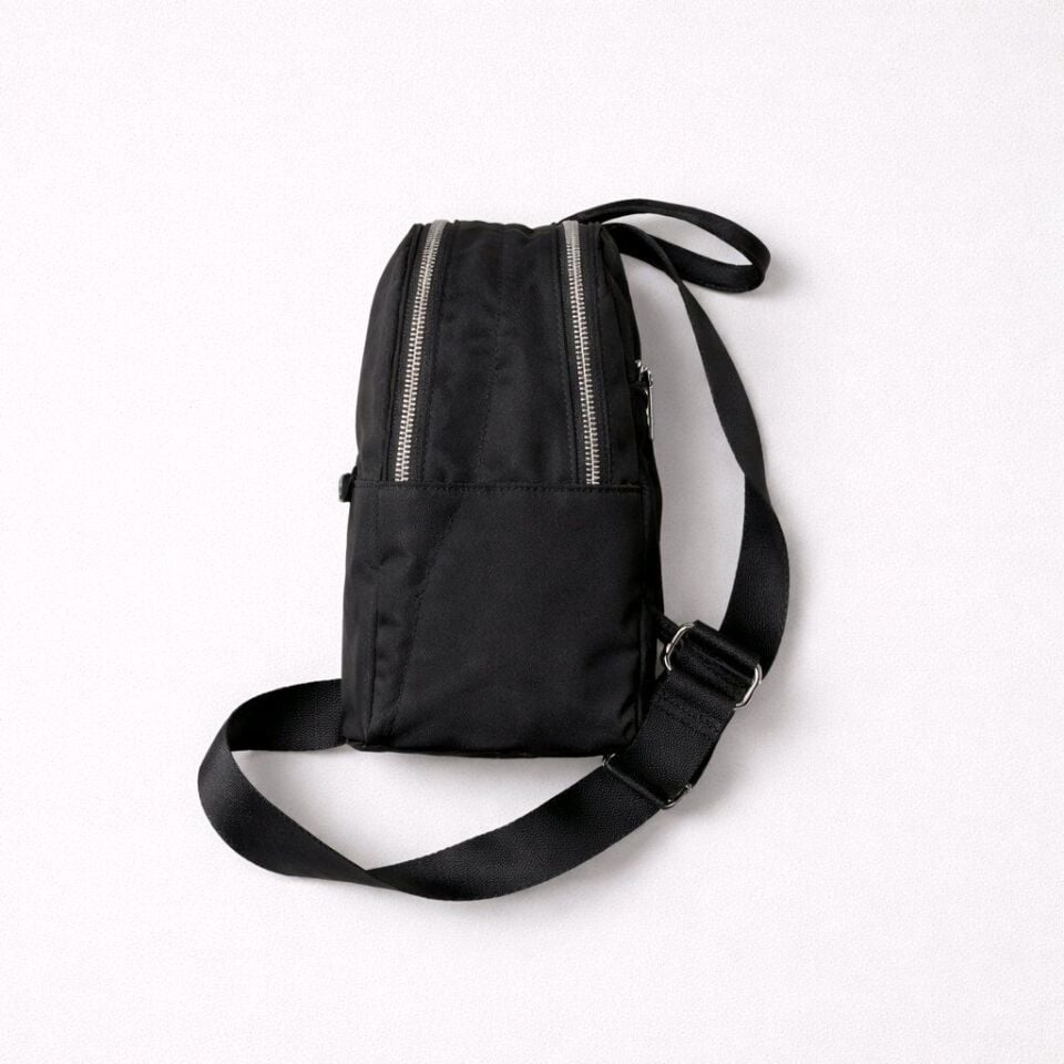 SUYA DAYANIKLI KUMAŞTAN ÜZERİNDE METAL AKSESUARLARIN OLDUĞU SIRT ÇANTASI