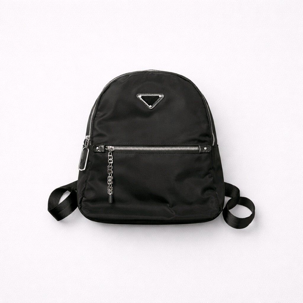 SUYA DAYANIKLI KUMAŞTAN ÜZERİNDE METAL AKSESUARLARIN OLDUĞU SIRT ÇANTASI