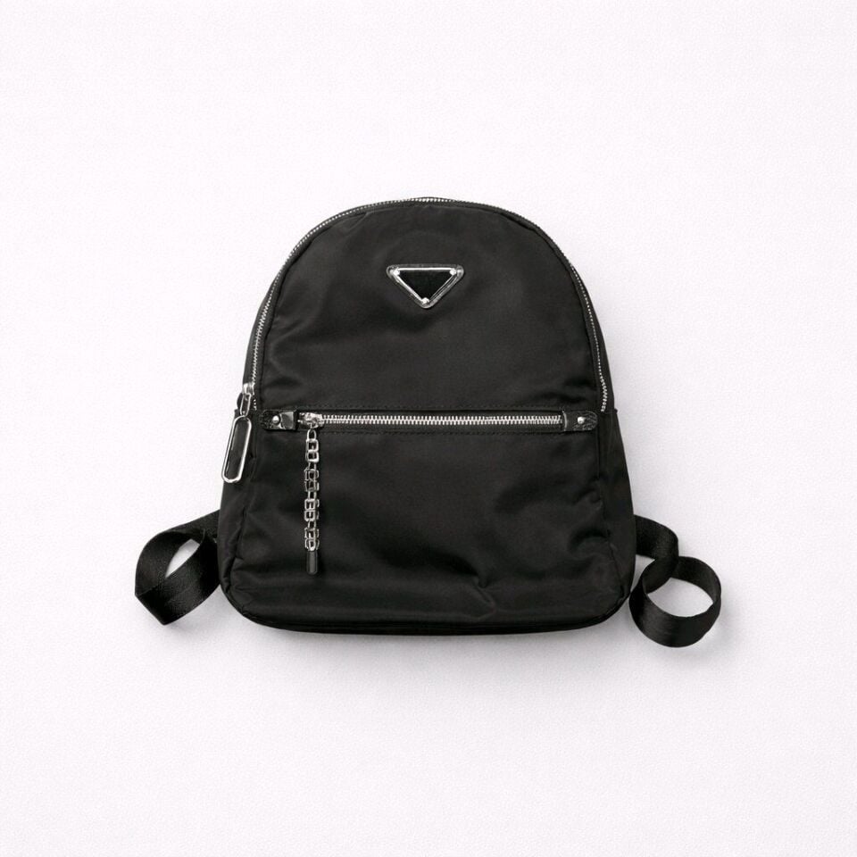 SUYA DAYANIKLI KUMAŞTAN ÜZERİNDE METAL AKSESUARLARIN OLDUĞU SIRT ÇANTASI