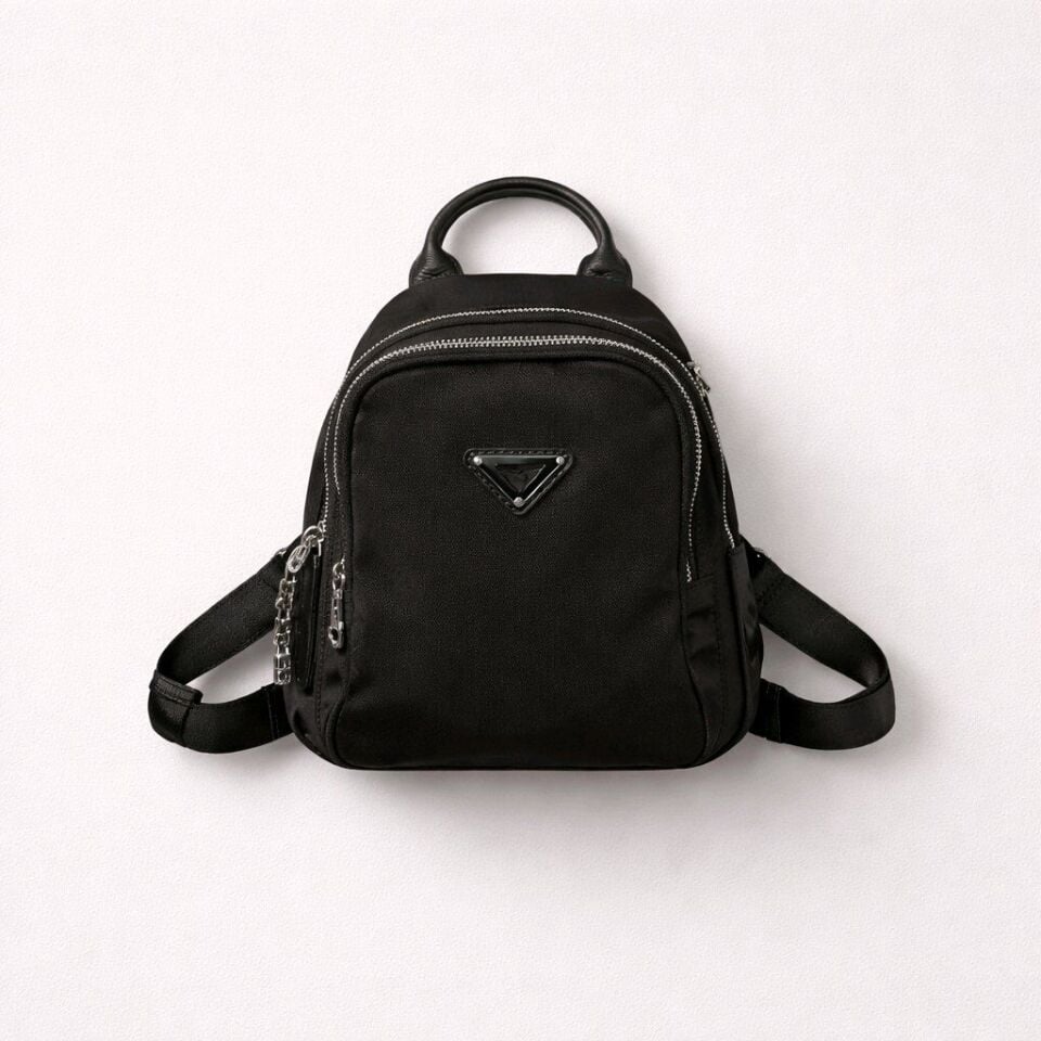 SUYA DAYANIKLI KUMAŞTAN ÜZERİNDE METAL AKSESUARLARIN OLDUĞU  KÜÇÜK SIRT ÇANTASI