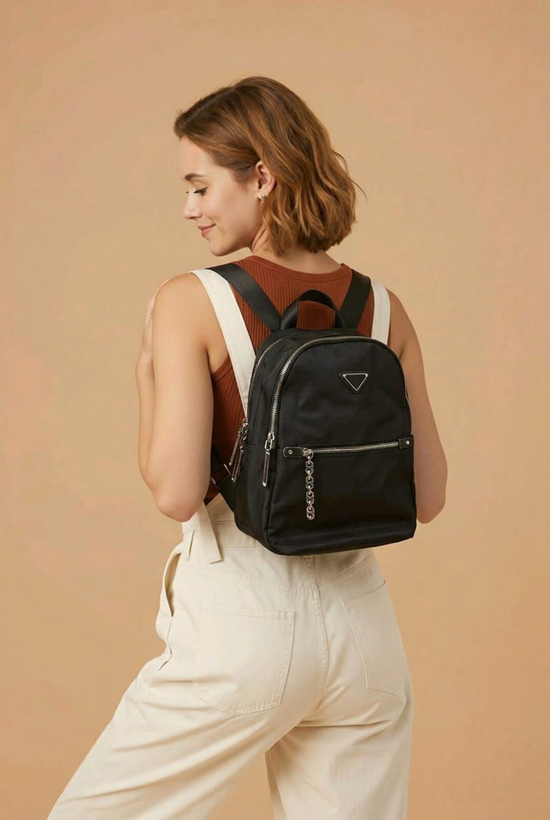 SUYA DAYANIKLI KUMAŞTAN ÜZERİNDE METAL AKSESUARLARIN OLDUĞU  KÜÇÜK SIRT ÇANTASI