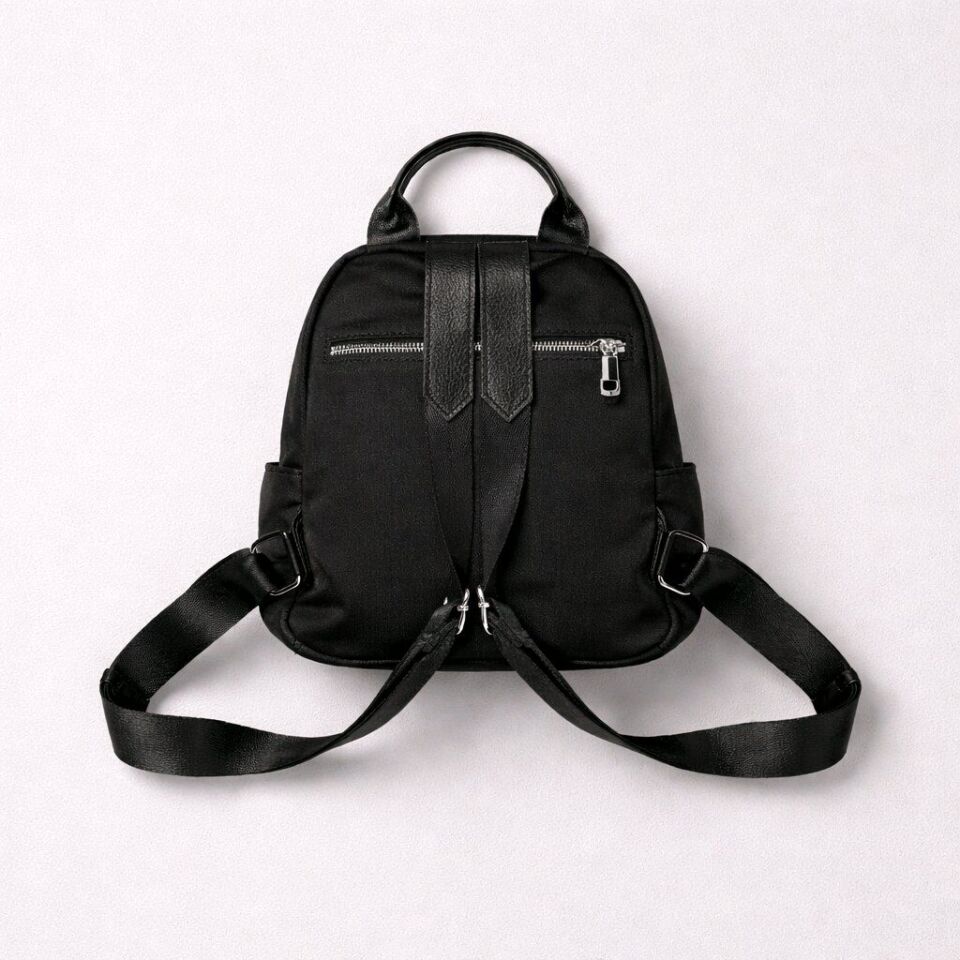 SUYA DAYANIKLI KUMAŞTAN ÜZERİNDE METAL AKSESUARLARIN OLDUĞU  KÜÇÜK SIRT ÇANTASI