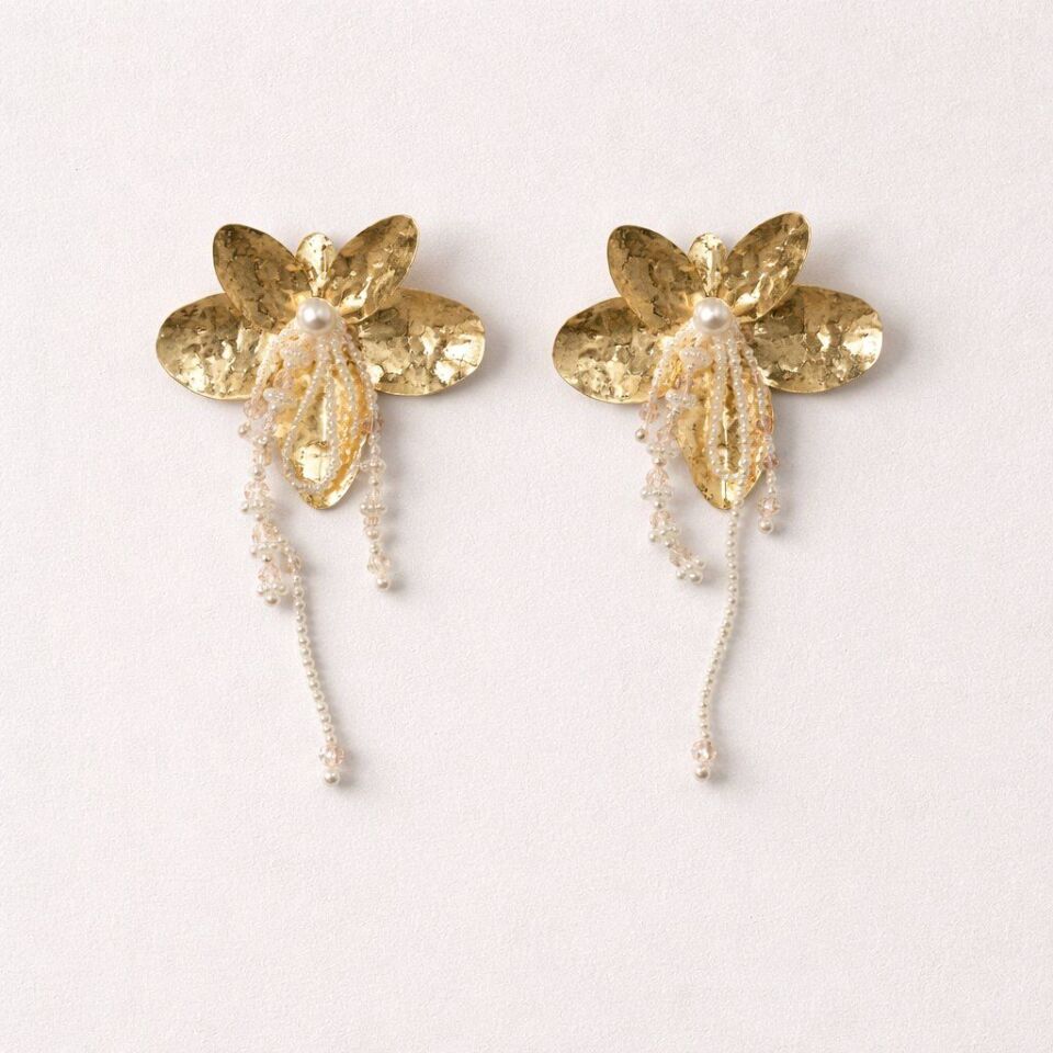 GOLD ÜZERİNDE İNCİ DETAYLI ÇİÇEK KÜPE