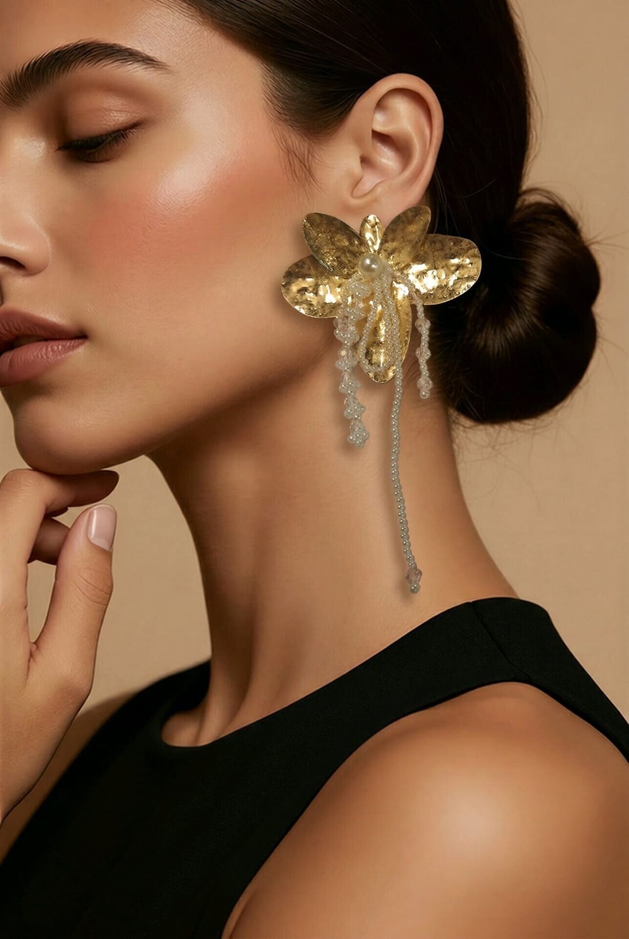 GOLD ÜZERİNDE İNCİ DETAYLI ÇİÇEK KÜPE