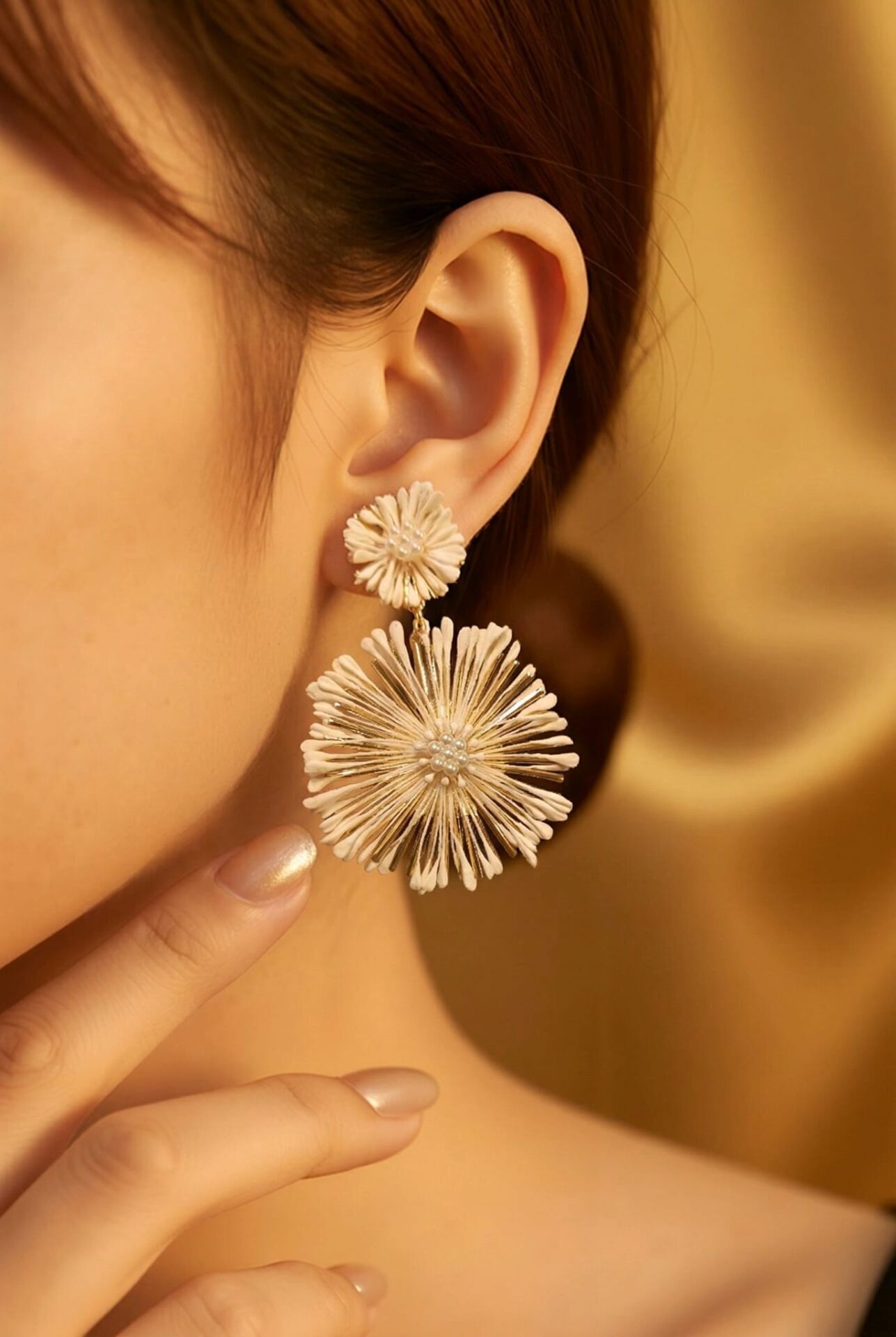 GOLD RENK ÜZERİNDE BEYAZ ÇİÇEK VE İNCİLER