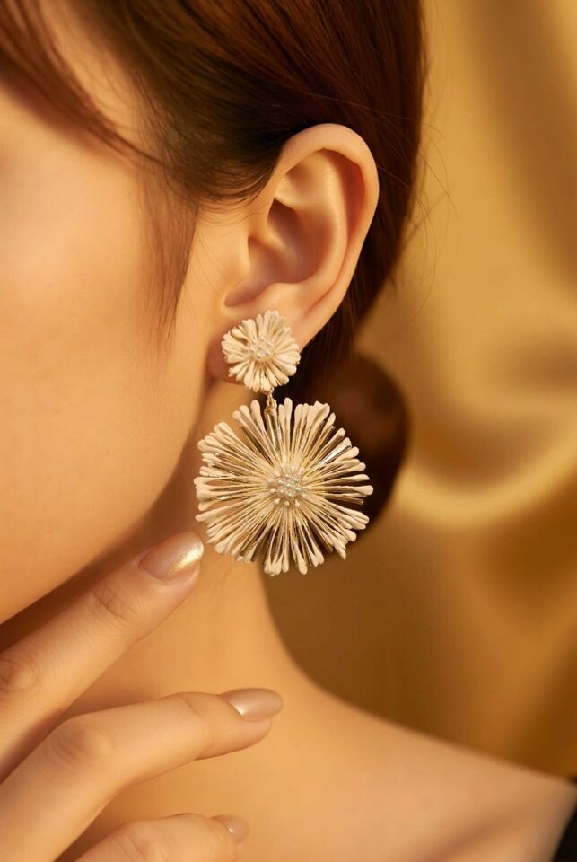 GOLD RENK ÜZERİNDE BEYAZ ÇİÇEK VE İNCİLER