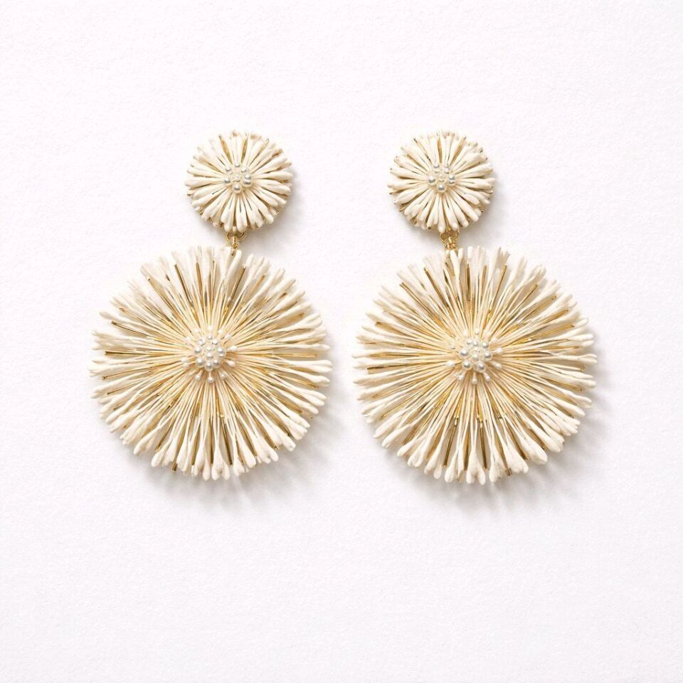 GOLD RENK ÜZERİNDE BEYAZ ÇİÇEK VE İNCİLER