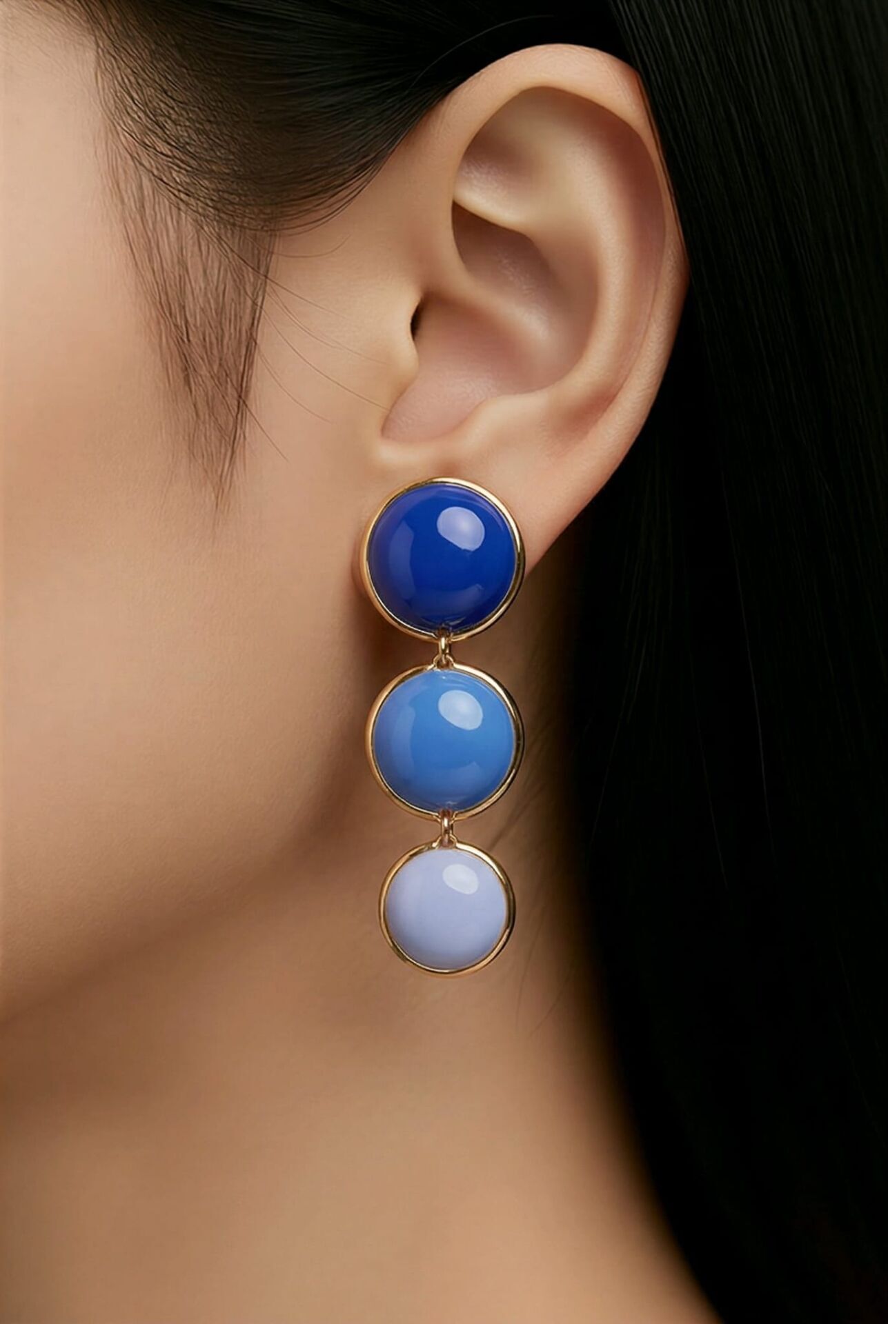 KOYU MAVİDEN AÇIK MAVİYE DAİRESEL DETAYLI SALLANAN KÜPE