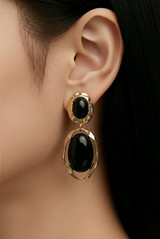 SİYAH TAŞLI GOLD ÇERÇEVELİ OVAL KÜPE