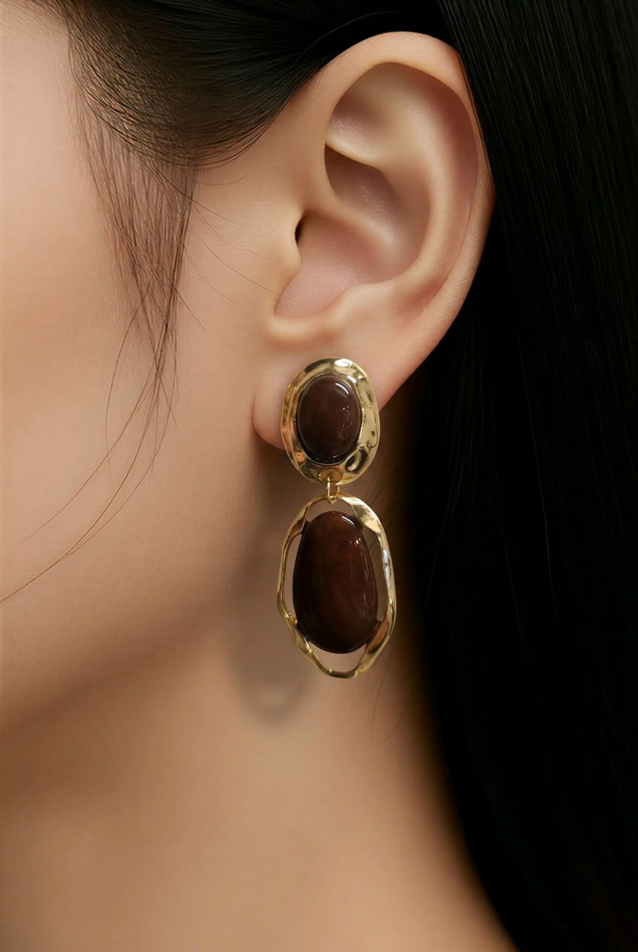 KAHVERENGİ TAŞLI GOLD ÇERÇEVELİ OVAL KÜPE