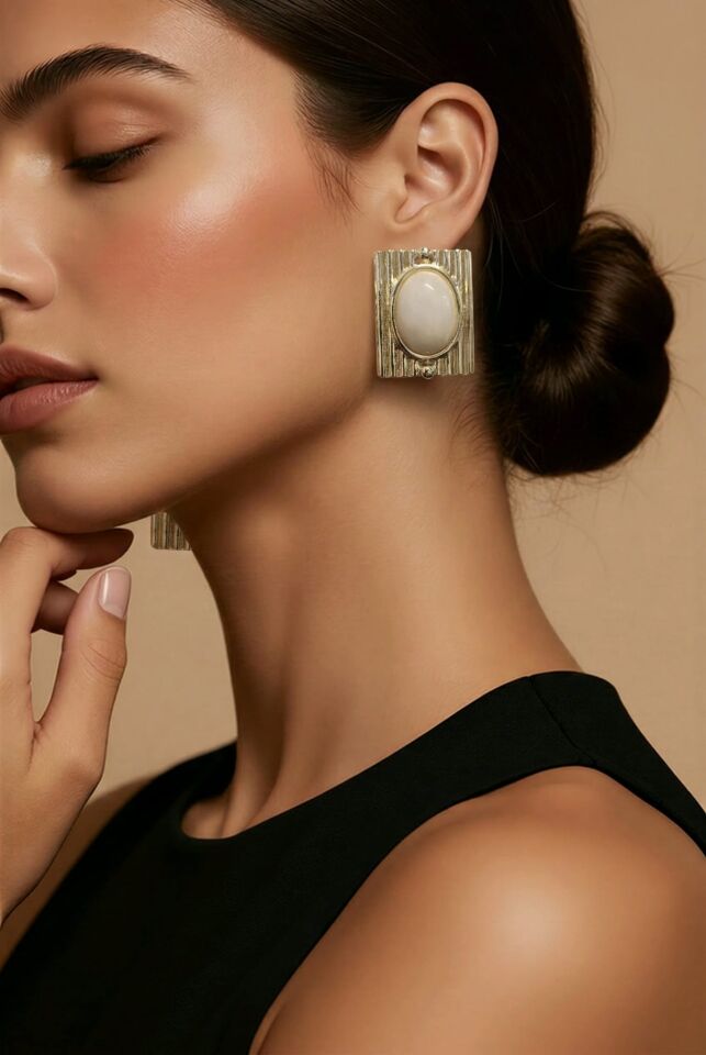 GOLD DETAYLI BEYAZ MİNELİ BÜYÜK VİNTAGE KÜPE