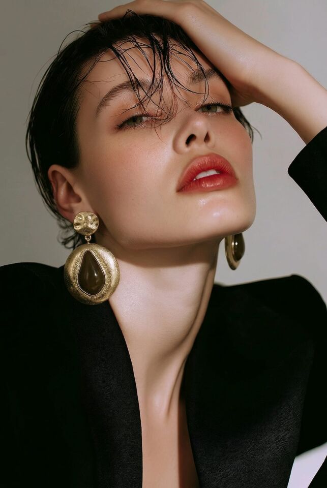 DOKULU ALTIN KAPLAMA ÇERÇEVE ÇİNDE KOYU YEŞİL DAMLA FORMUNDA ŞIK KÜPE