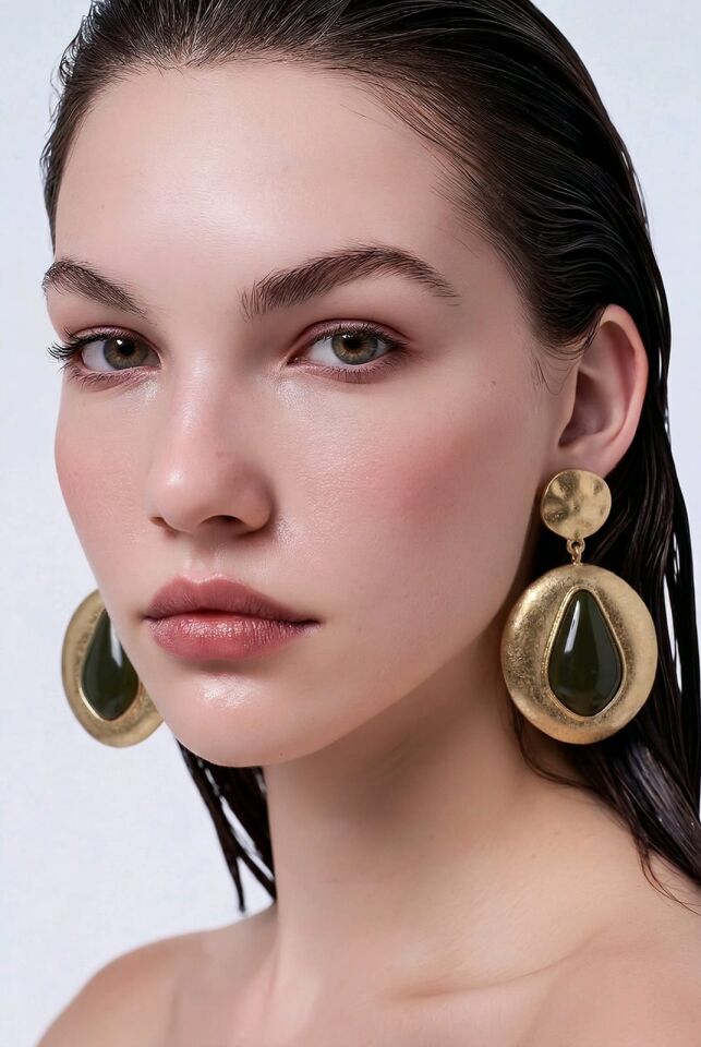 DOKULU ALTIN KAPLAMA ÇERÇEVE ÇİNDE KOYU YEŞİL DAMLA FORMUNDA ŞIK KÜPE