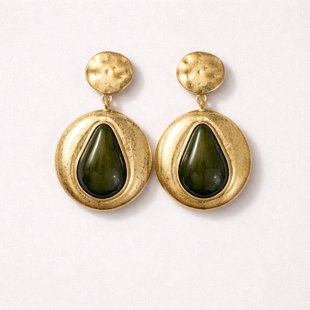 DOKULU ALTIN KAPLAMA ÇERÇEVE ÇİNDE KOYU YEŞİL DAMLA FORMUNDA ŞIK KÜPE