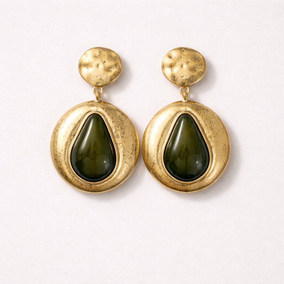 DOKULU ALTIN KAPLAMA ÇERÇEVE ÇİNDE KOYU YEŞİL DAMLA FORMUNDA ŞIK KÜPE