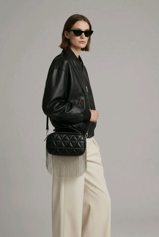 KAPİTONE DESENLİ KÜÇÜK ZİNCİR DETAYLI EL KOL ÇANTASI