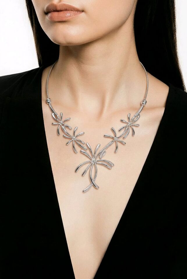 GÜMÜŞ RENGİNDE ZARİF VE TROPİKAL TEMALI PALMİYE AĞACI KOLYE