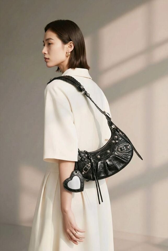 TİMSAH DERİSİ GÖRÜNÜMLÜ TAŞLI SİYAH KOL ÇANTASI