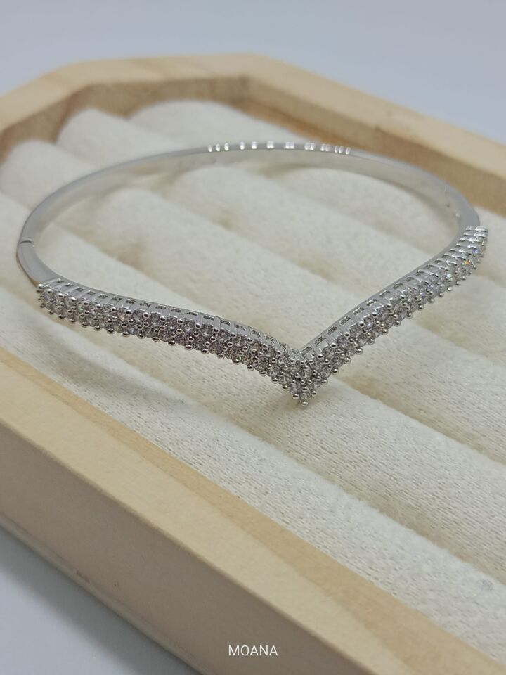 XUPİNG MARKA V ŞEKLİNDE ZİRKON TAŞLI ÇELİK BİLEKLİK