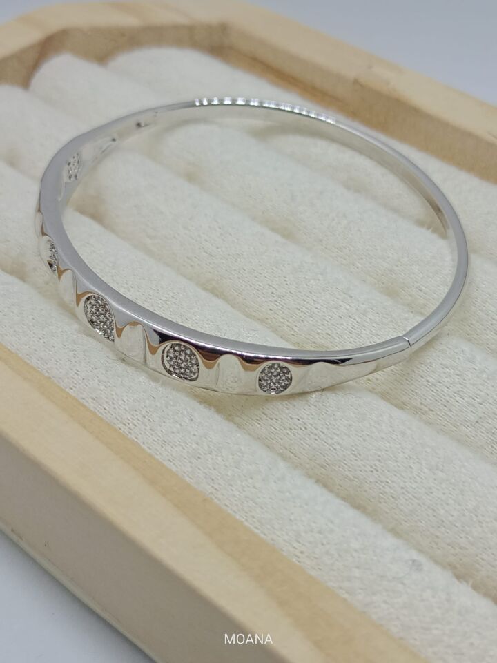 XUPİNG MARKA TAŞLI GÜMÜŞ RENGİNDE BİLEKLİK