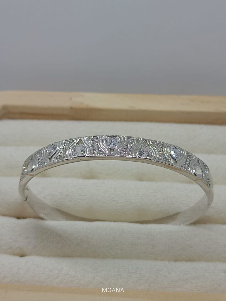 XUPİNG MARKA KALP MOTİFLİ TAŞLI GÜMÜŞ RENGİNDE BİLEKLİK