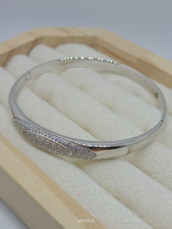 XUPİNG MARKA ZİRKON TAŞLI GÜMÜŞ RENGİNDE BİLEKLİK