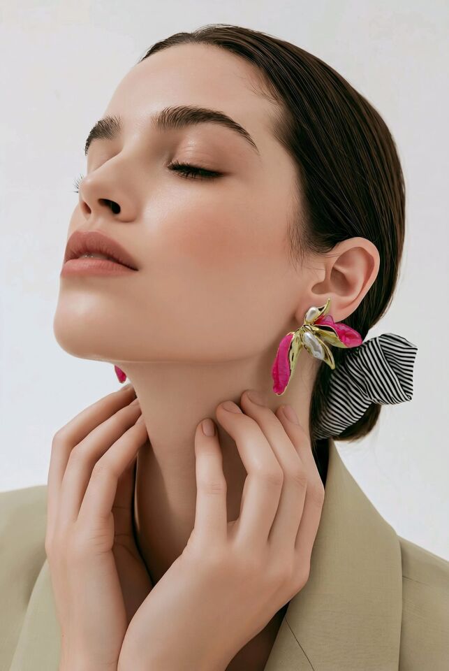 KUMAŞ VE İNCİ DETAYLI  PEMBE YAPRAK TASARIM KÜPE