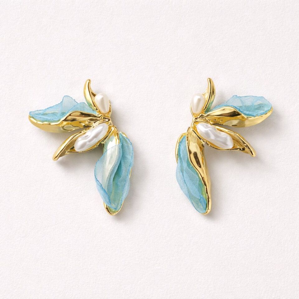 KUMAŞ VE İNCİ DETAYLI AÇIK MAVİ YAPRAK TASARIM KÜPE