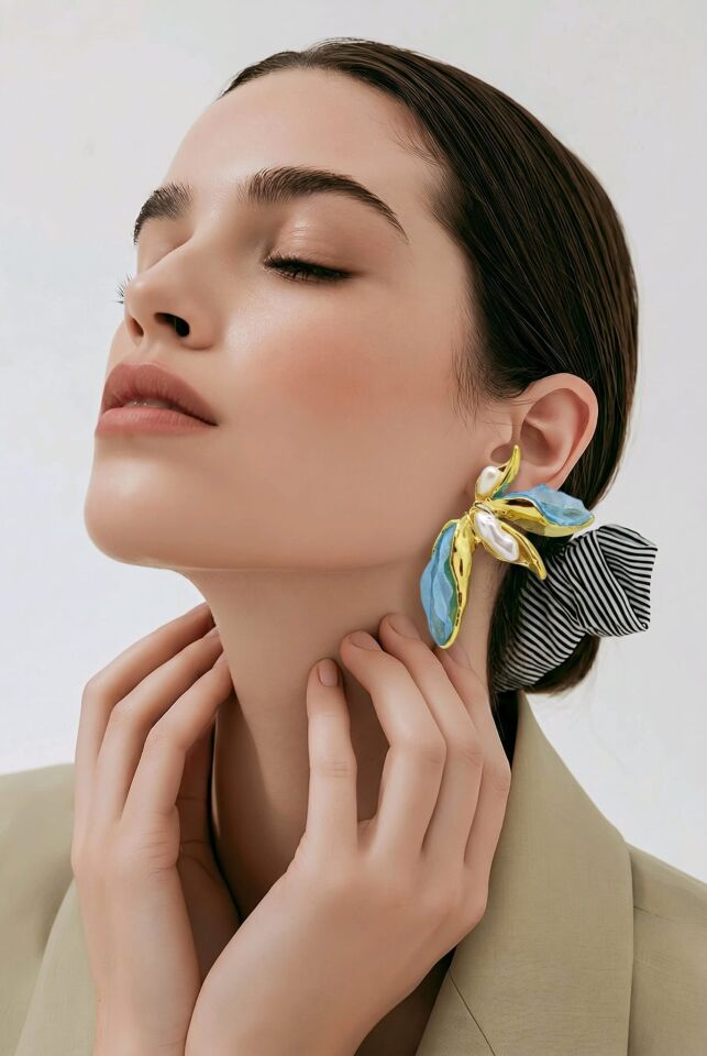 KUMAŞ VE İNCİ DETAYLI AÇIK MAVİ YAPRAK TASARIM KÜPE