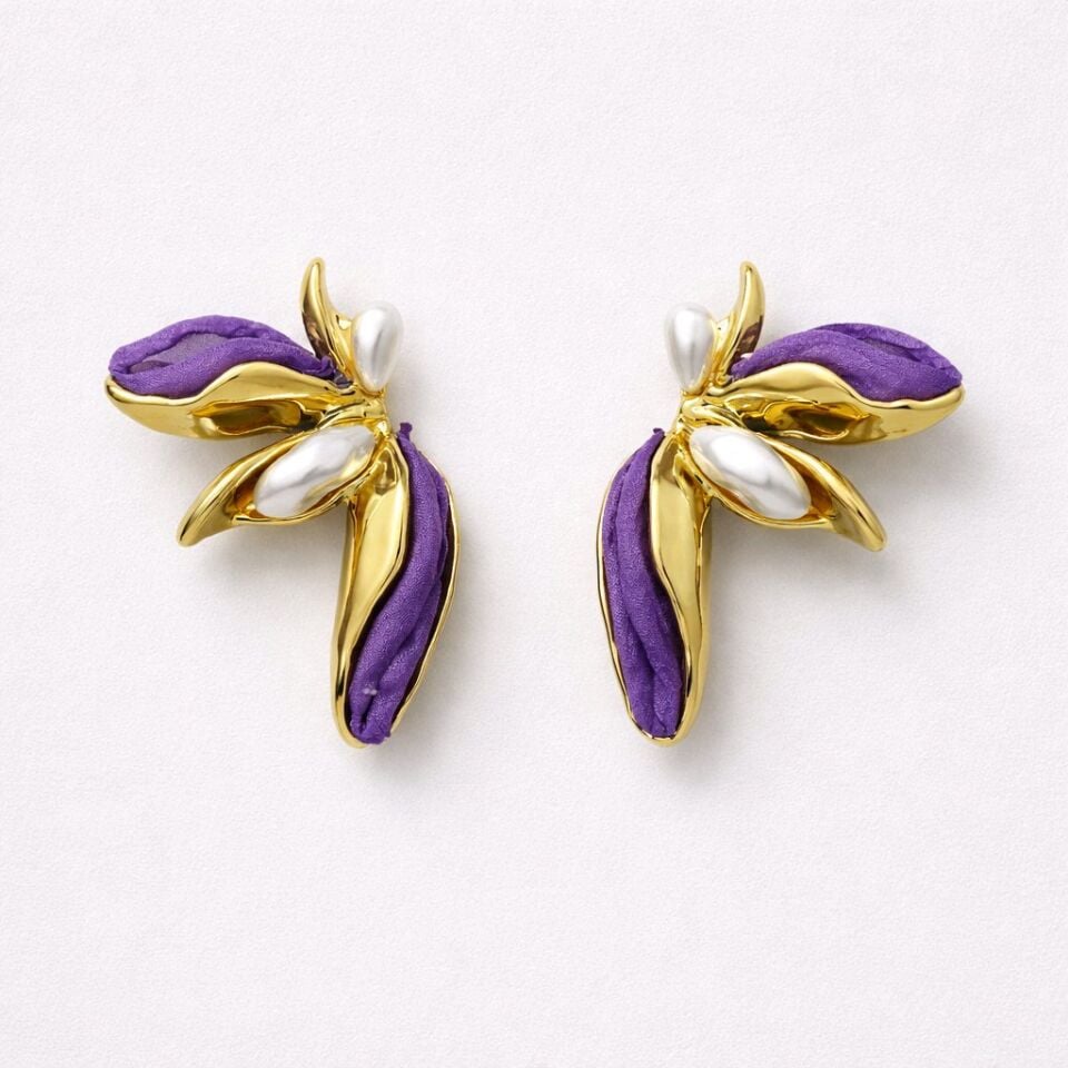 KUMAŞ VE İNCİ DETAYLI MOR YAPRAK TASARIM KÜPE