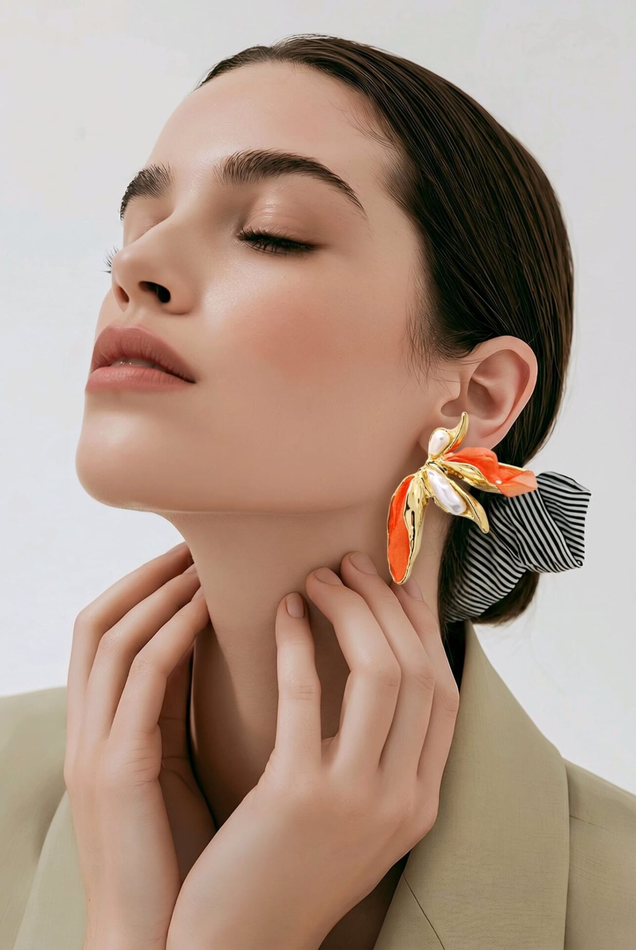 KUMAŞ VE İNCİ DETAYLI TURUNCU YAPRAK TASARIM KÜPE