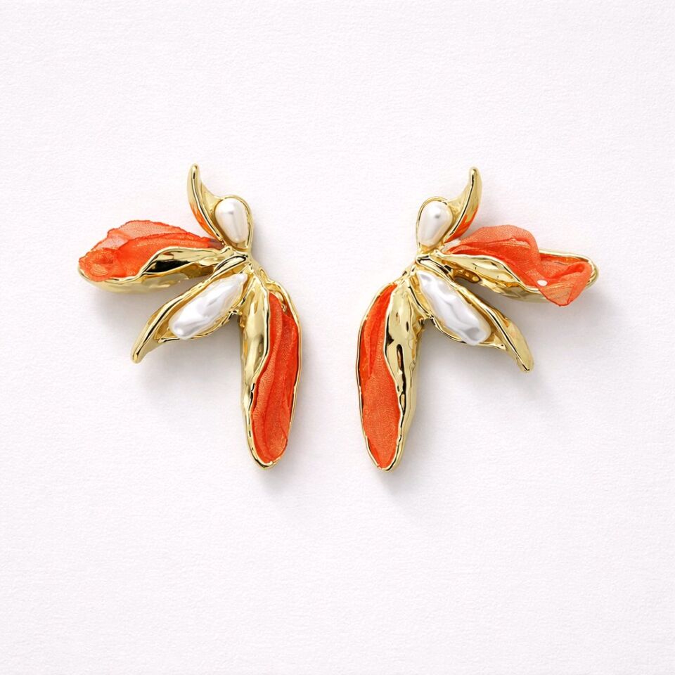 KUMAŞ VE İNCİ DETAYLI TURUNCU YAPRAK TASARIM KÜPE