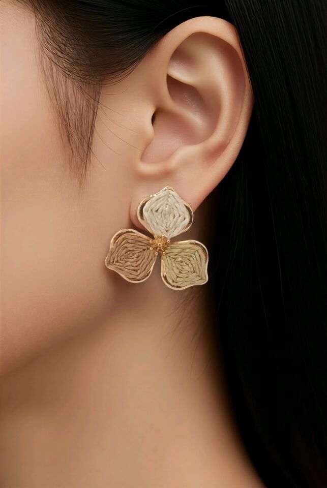 ÇİÇEK ŞEKLİNDE BOHEM HASIR ÜÇ RENK ÖRGÜ KÜPE