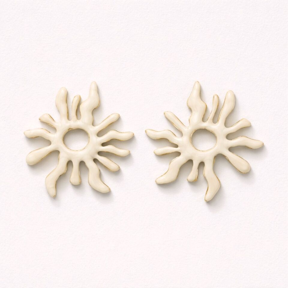 GÜNEŞ TASARIMINI ANDIRAN MAT BEYAZ KAPLAMALI KÜPE